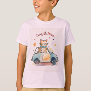 Camiseta Un gato chistoso en un coche pequeño