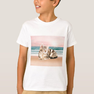 Camiseta Un gato cortador a rayas sentado en la playa con p