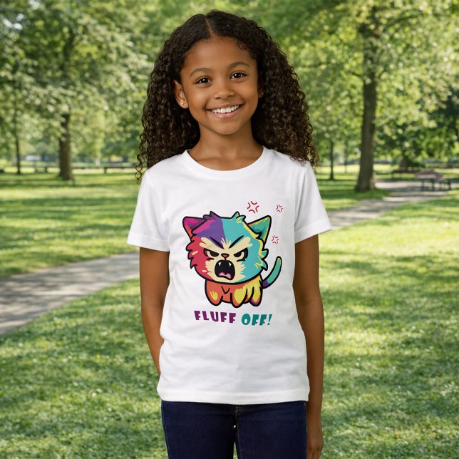 Camiseta Un gato enfurecido que silba Fluff Off. (Cute angry cat hissing Fluff Off. Girl Basic White T-Shirt)