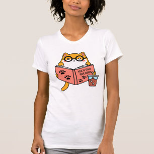 Camiseta Un gato kawaii lindo leyendo un libro