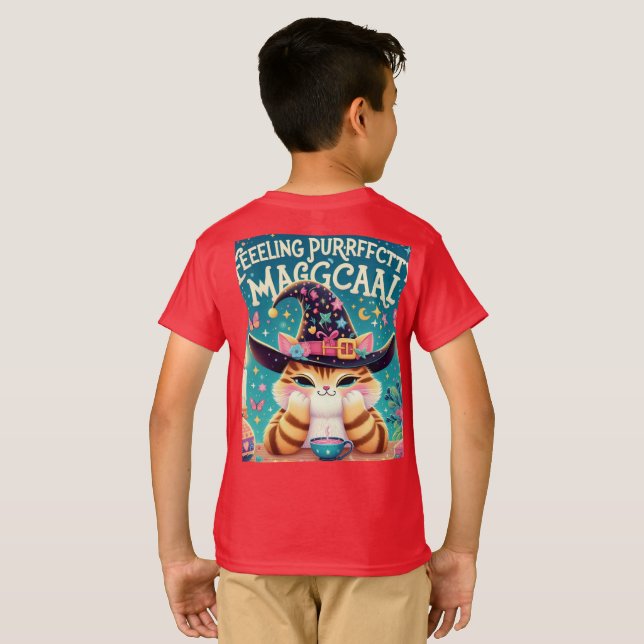 Camiseta Un gato lindo en un gorra mago lanzando hechizos (Reverso completo)