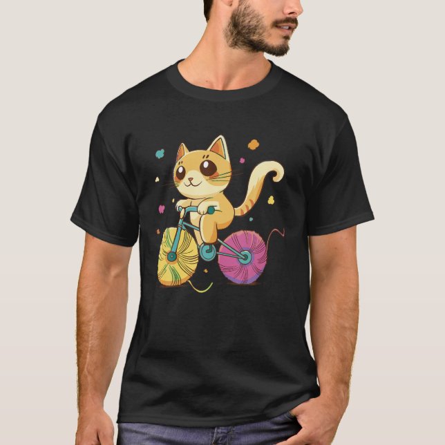 Camiseta Un gato lindo montando una bicicleta con bolas de  (Anverso)