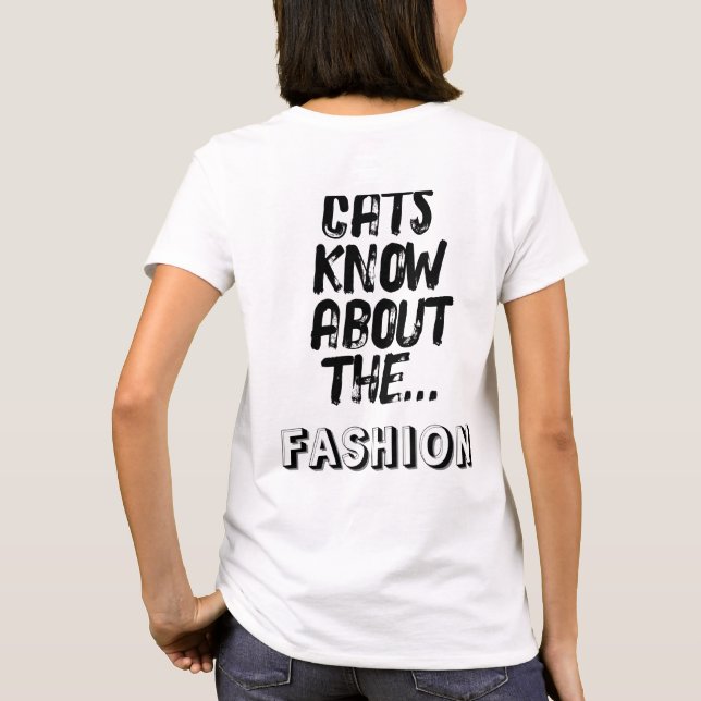 Camiseta Un gato malhumorado vestido con traje tribal (Reverso)