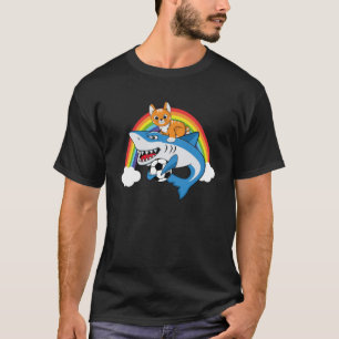 Camiseta Un gato montando tiburón jugando al fútbol con un
