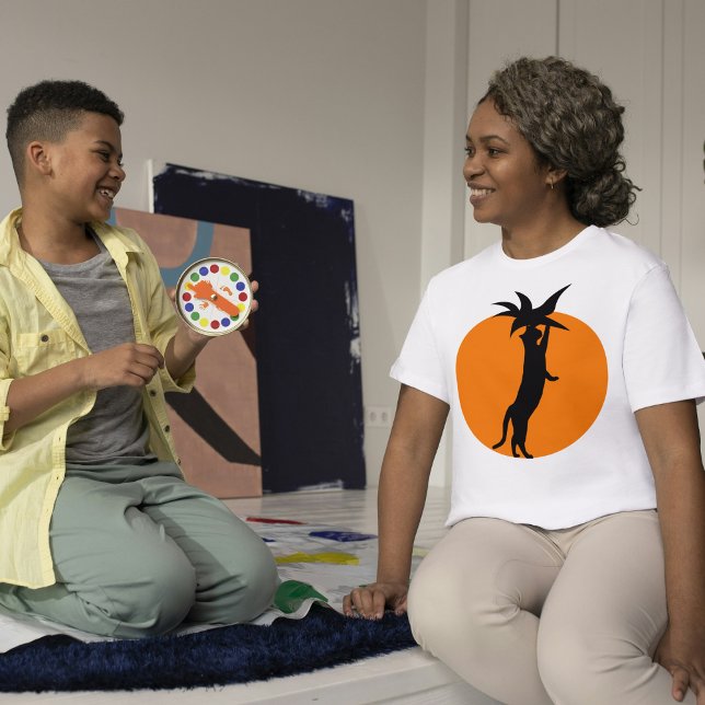 Camiseta Un Gato Negro Cortado En Tomate Naranja Sobre Una  (Subido por el creador)