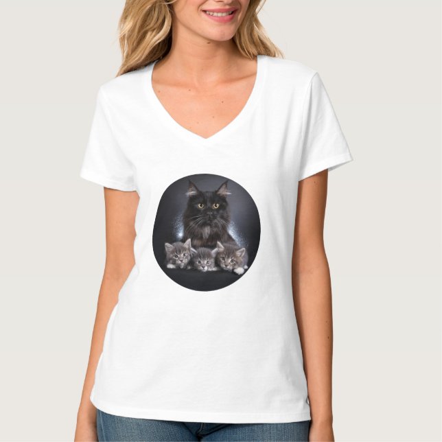 Camiseta Un Gato Negro Grande Y Sus 3 Gatitos Pose Para Nos (Anverso)