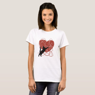 Camiseta Un gato negro juguetón desmoronando el corazón roj