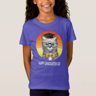 Camiseta un gorro de graduación en la graduación feliz con 