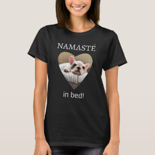 Camiseta Un gracioso Bulldog francés en una cama