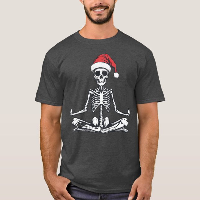 Camiseta Un gracioso esqueleto haciendo un poco de yoga en  (Anverso)