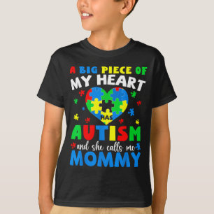 Camiseta Un gran pedazo de corazón tiene autismo y llama ma