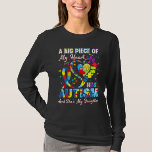Camiseta Un gran pedazo de mi corazón tiene autismo y ella 