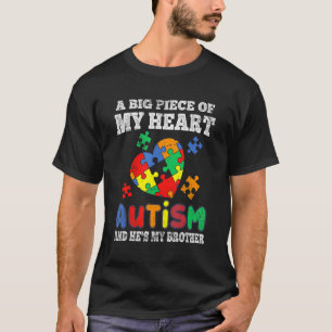 Camiseta Un gran trozo de corazón tiene autismo y es mi her