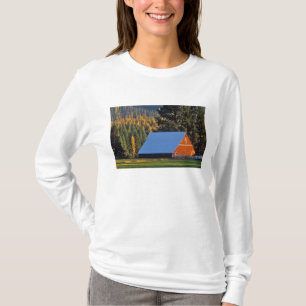 Camiseta Un granero rojo cultivado construyó en 1911 cerca