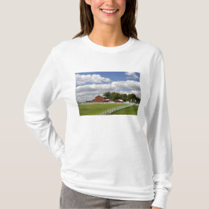 Camiseta Un granero rojo y granja en Pamona, Kansas.