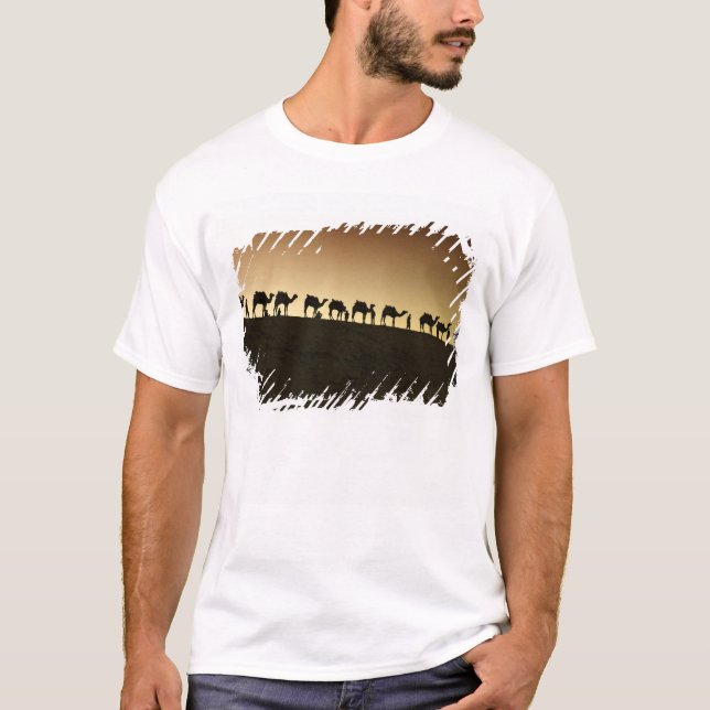 Camiseta Un grupo de pastores de camellos con sus camellos (Anverso)
