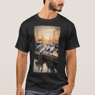 Camiseta Un grupo de pelícanos descansando en un muelle cer
