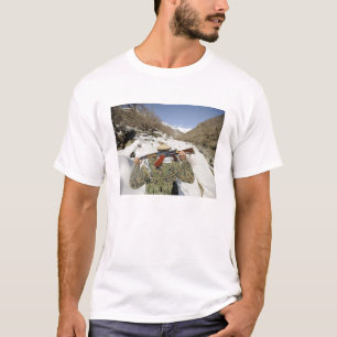 Camiseta Un guardia de Mujahadeen camina con el membe de
