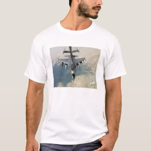 Camiseta Un halcón que lucha F-16 reaprovisiona de