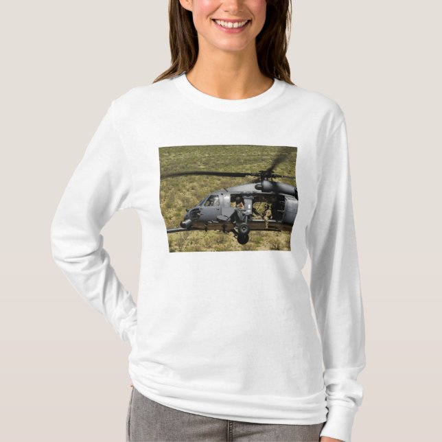Camiseta Un HH-60 Pave Hawk vuela sobre el desierto (Anverso)