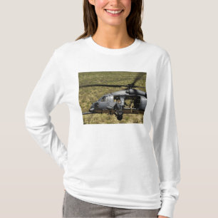 Camiseta Un HH-60 pavimenta el halcón vuela sobre el