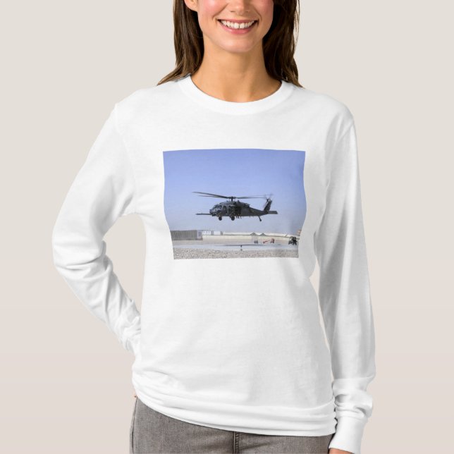 Camiseta Un HH-60G Pave Hawk despegando del Camp Bastio (Anverso)