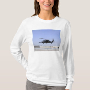 Camiseta Un HH-60G pavimenta el halcón que saca del campo