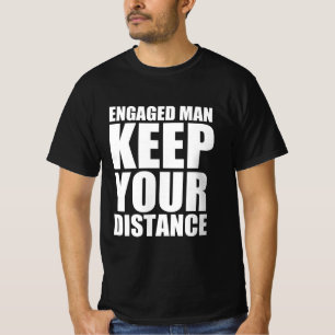 Camiseta Un hombre comprometido mantiene tu distancia