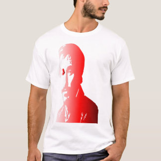 Camiseta un hombre con matices rojos y enfoque