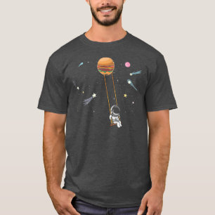 Camiseta Un hombre espacial golpeando una hamburguesa, plan