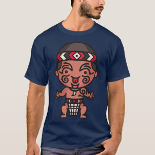 Camiseta Un hombre maorí lindo en la ropa tradicional
