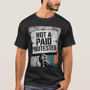 Camiseta Un hombre, no un manifestante remunerado, se resis