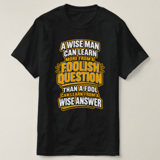 Camiseta Un hombre sabio aprende más — Preguntas tontas.