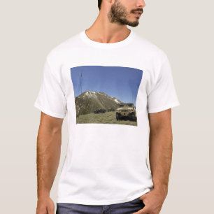 Camiseta Un Humvee se parquea en el sitio re-que transmite