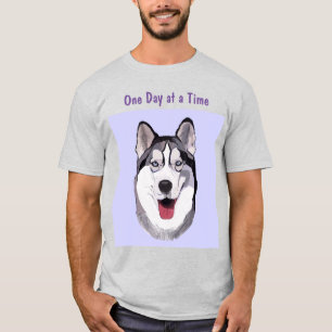 Camiseta Un Husky sonriente tomando un día a la vez