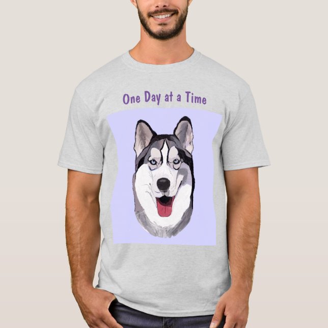 Camiseta Un Husky sonriente tomando un día a la vez (Anverso)