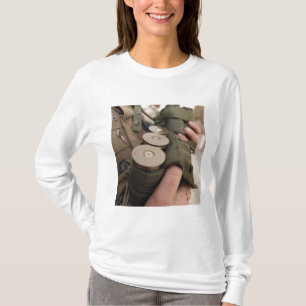 Camiseta Un infante de marina acuna puñados de granadas de