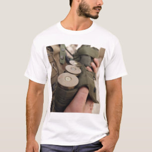Camiseta Un infante de marina acuna puñados de granadas de