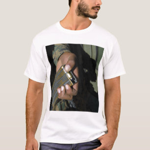 Camiseta Un infante de marina carga rondas en blanco de la