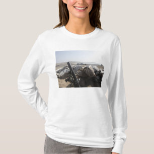 Camiseta Un infante de marina de los E.E.U.U. enciende un