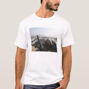 Camiseta Un infante de marina de los E.E.U.U. enciende un