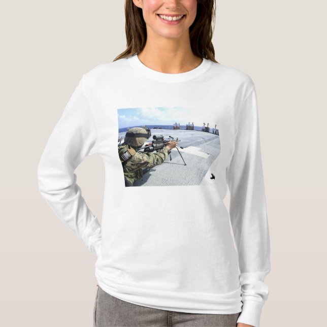 Camiseta Un infante de marina estadounidense ajustando su a (Anverso)