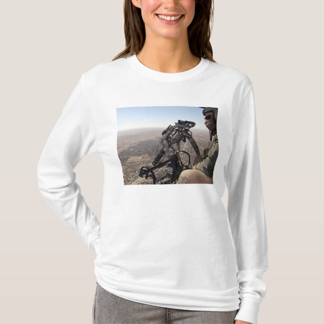 Camiseta Un jefe de tripulación busca actividad sospechosa (Anverso)