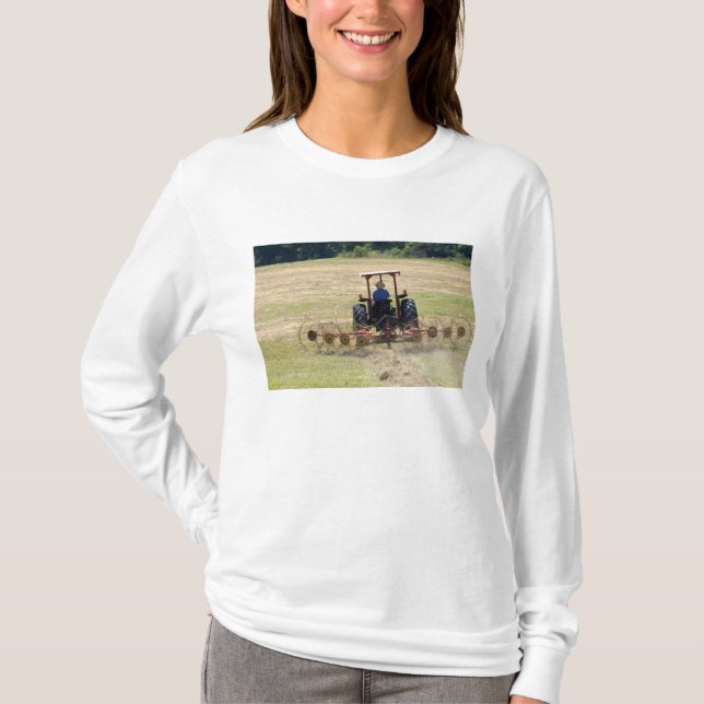 Camiseta Un joven muchacho conduciendo un tractor cosechand (Anverso)