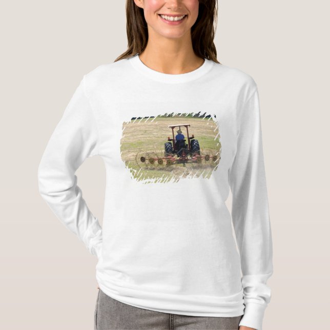 Camiseta Un joven muchacho conduciendo un tractor cosechand (Anverso)