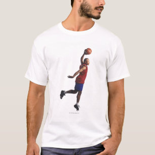 Camiseta un jugador de básquet joven del varón adulto vue