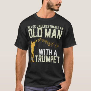 Camiseta Un jugador de trompeta nunca subestima a un ancian