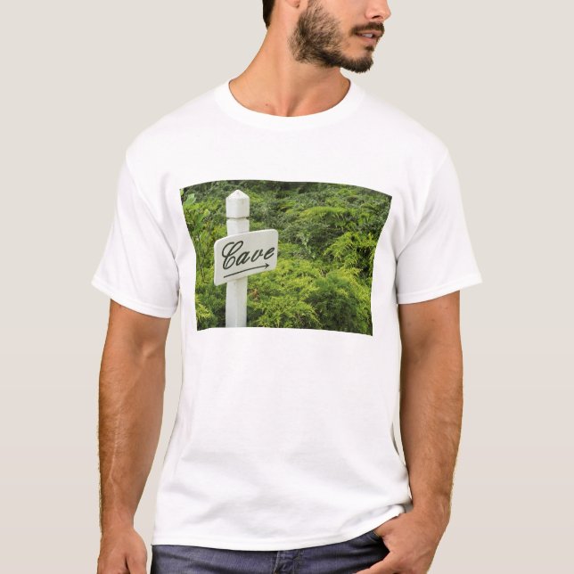 Camiseta Un letrero que apunta a la bodega (Cueva) en (Anverso)