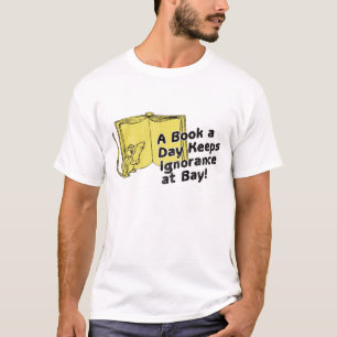 Camiseta Un libro al día guarda ignorancia en la bahía