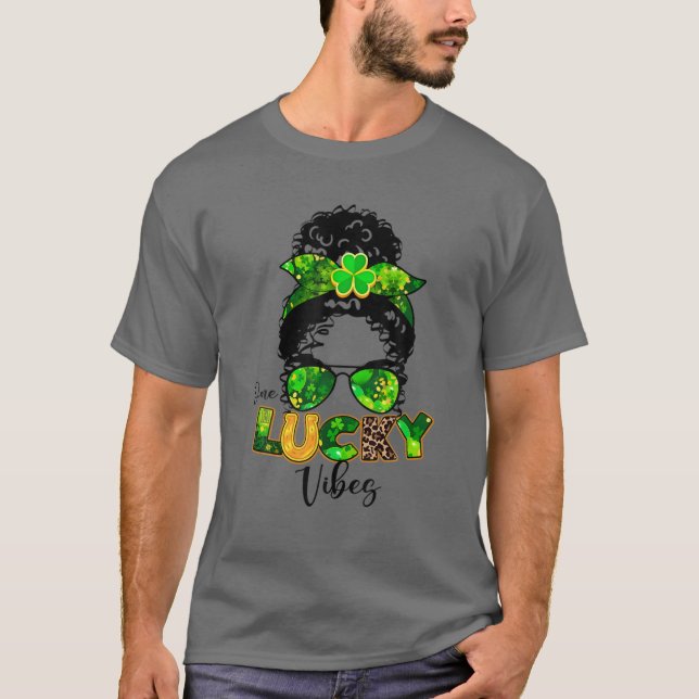 Camiseta Un lugar afortunado para vivir Messy Bun Shamrock  (Anverso)